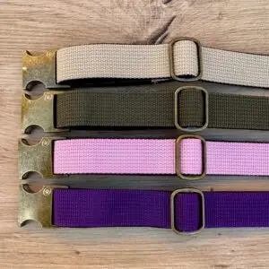 Vier Dog Of Wood Halsbänder ohne Baumwollfütterung in Sand, Oliv, Rose und Lavendel mit Antikmessing-Verschluss