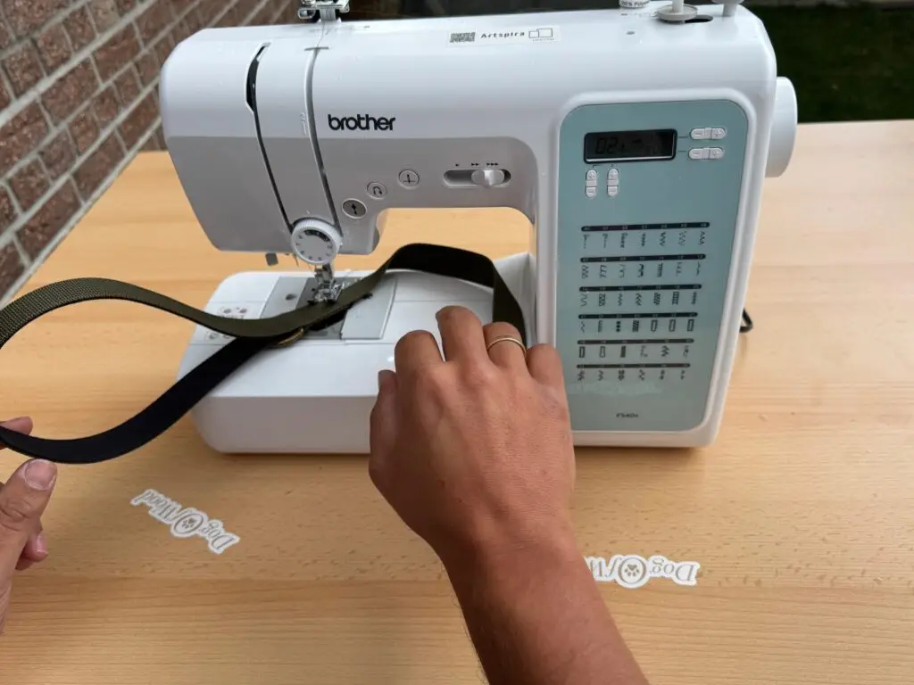 Gurtband wird bei Dog Of Wood von Hand auf der Nähmaschine vernäht